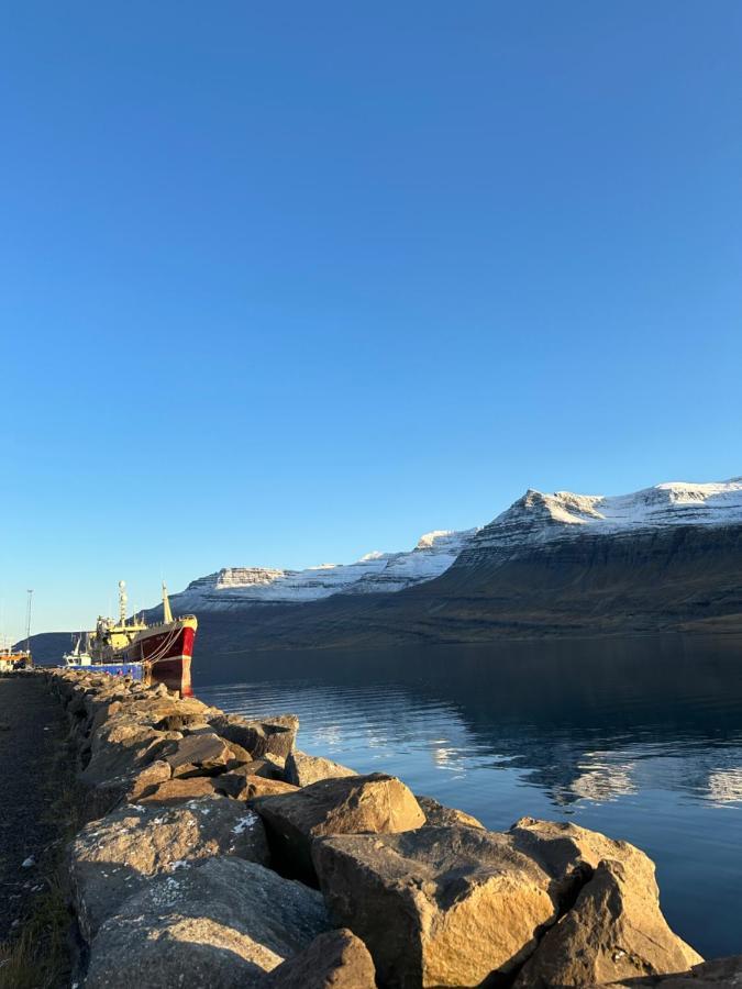Taergesen Guesthouse Reydarfjordur Exterior foto