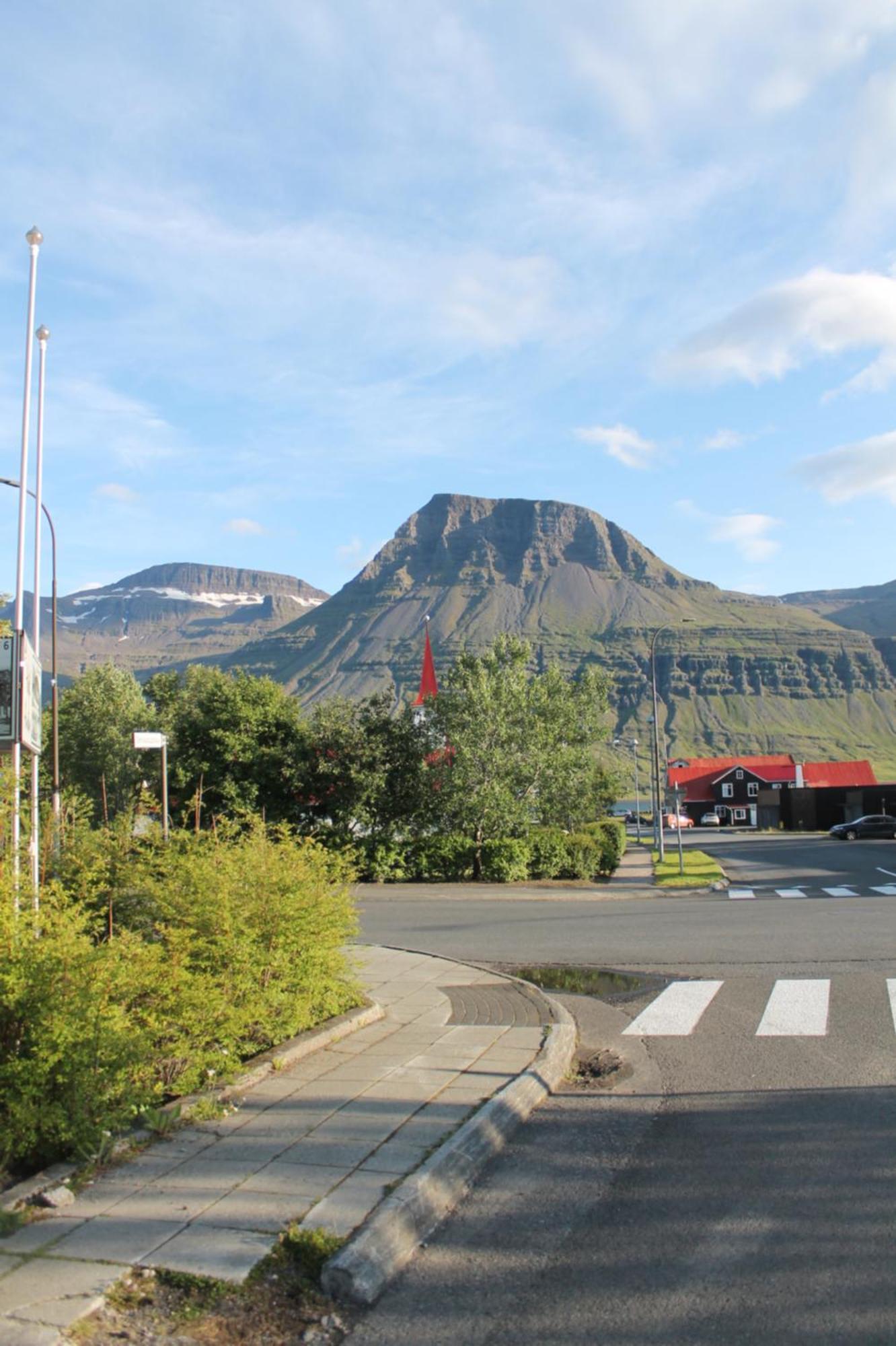 Taergesen Guesthouse Reydarfjordur Exterior foto